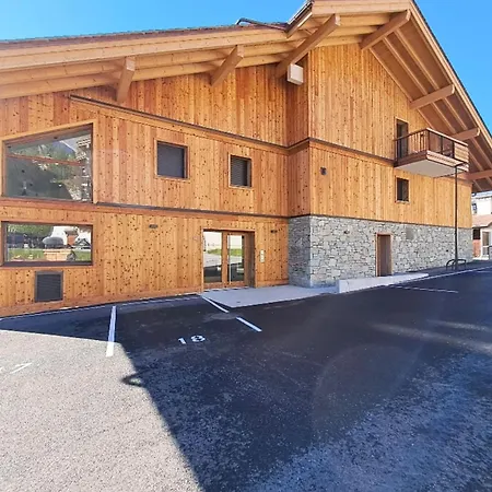 Spacious 8-person With Mountain Views Appartement *